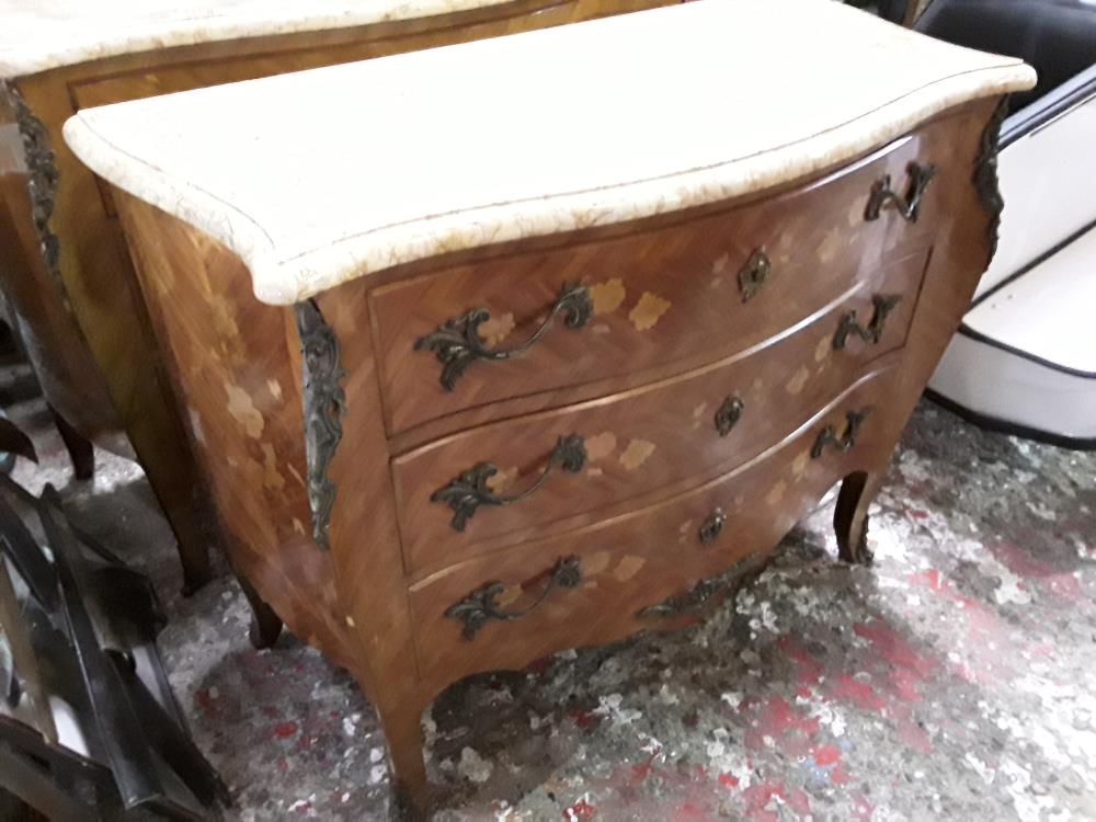 COMMODE DE STYLE REG MARQUETEE PETIT MANQUE MARBRE BEIGE