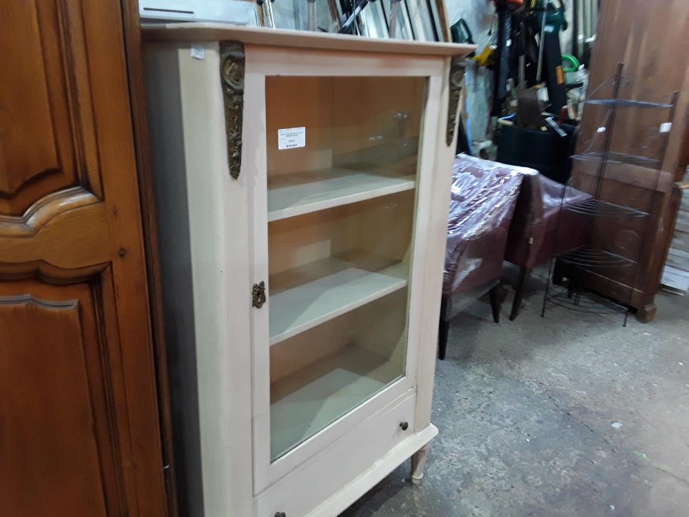 VITRINE 1P BLANCHE PIED STYLE L XVI FERRURES BRONZE