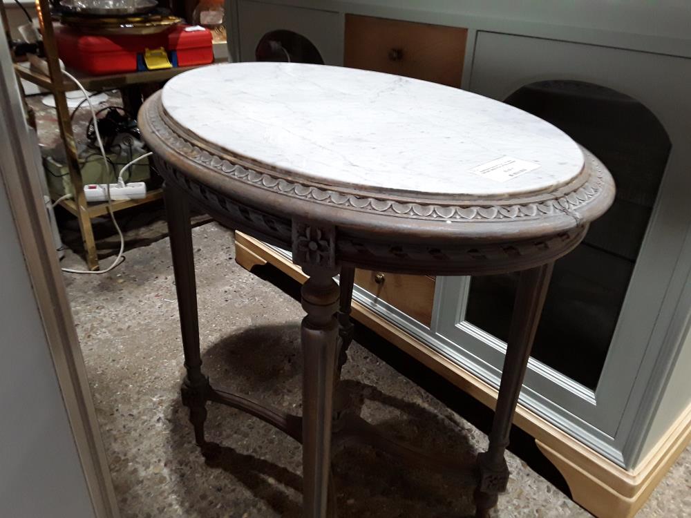 GUERIDON OVAL STYLE L XVI BOIS CERUSE DEFAUTS PLATEAU MARBRE BLANC 75CM