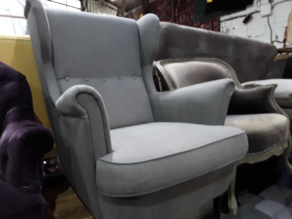 FAUTEUIL TISSUS GRIS A OREILLES DEFAUT TACHES