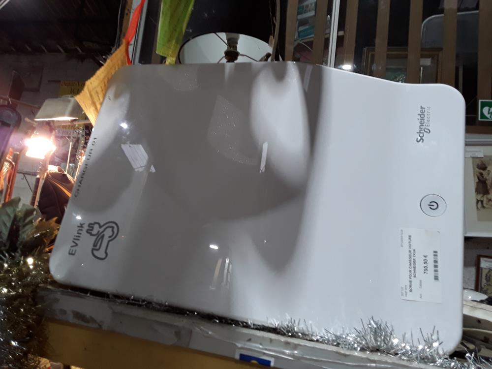 BORNE POUR CHARGEUR VOITURE SCHNEIDER 7KVA 