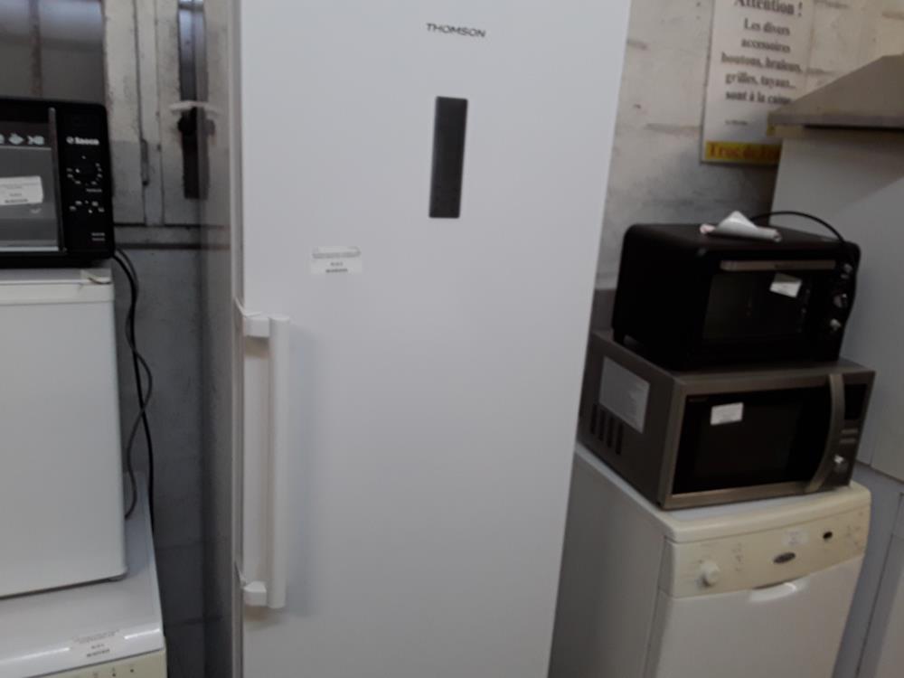 REFIGERATEUR BLANC THOMSON  AVEC MANQUE TABLETTE ET RANGEMENTS TIROIR FELE