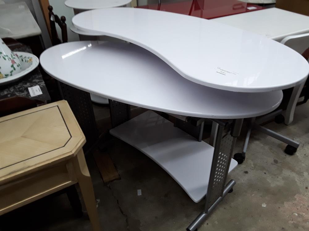 BUREAU DEPLIANT METAL ET LAQUE BLANC EN HARICOT