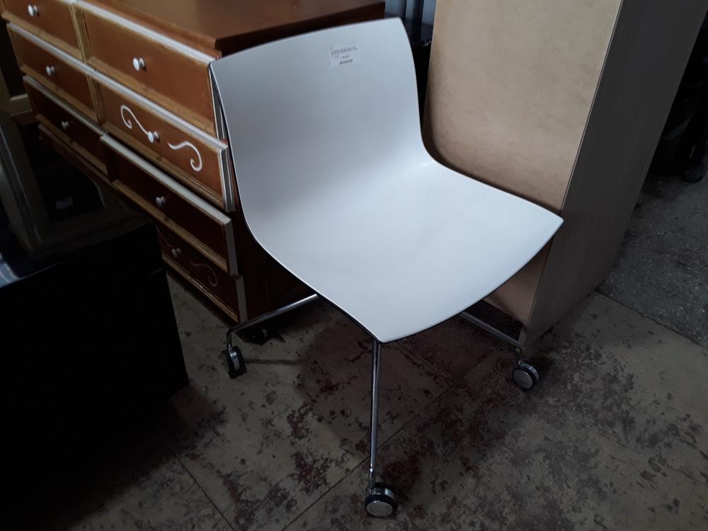 CHAISE LAQUEE BLANCHE PIED A ROULETTES CHROME DESIGN  ARPER CATIFA