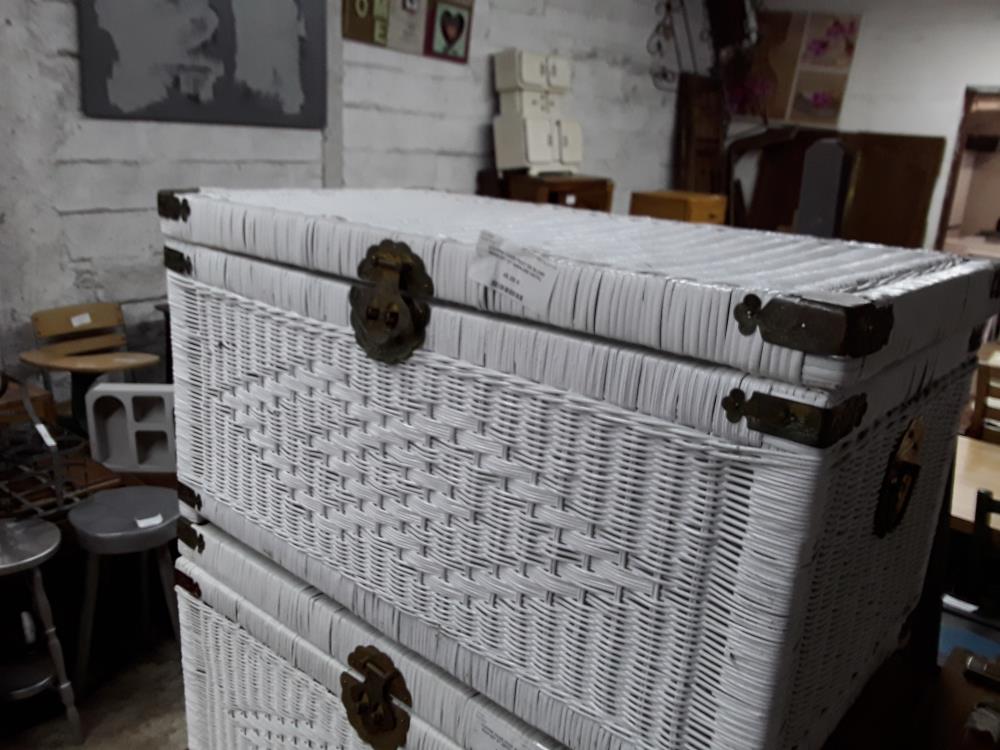 COFFRE OSIER PEINT EN BLANC RENFORT ET SERRURE METAL