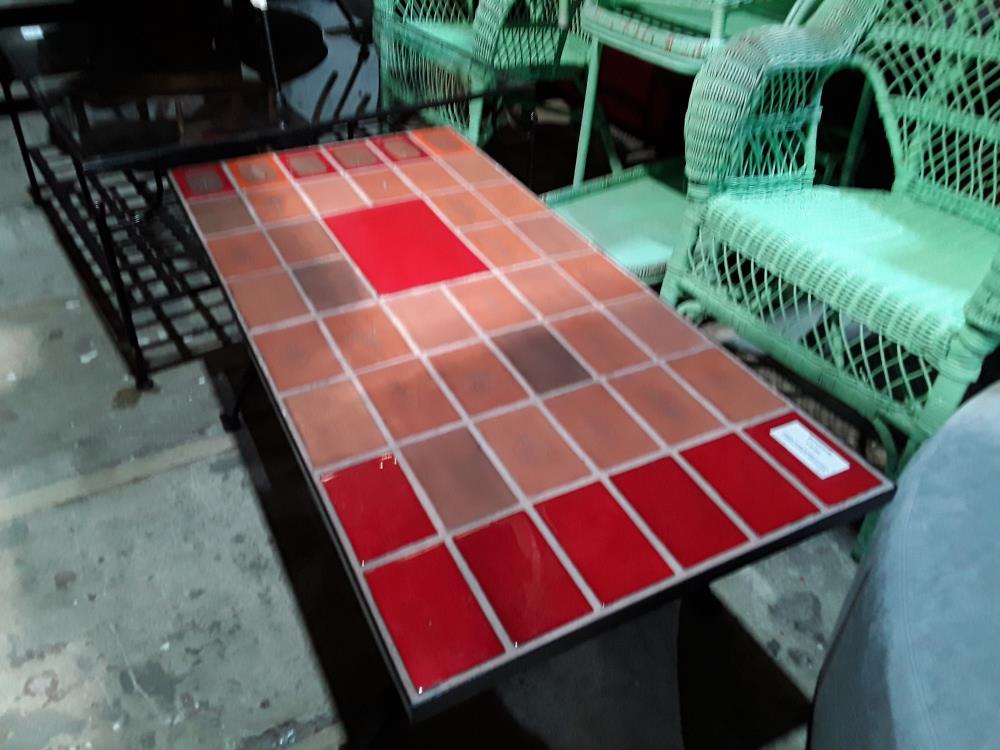 TABLE BASSE 107/53CM CARREAUX EMAILLES ORANGE DECOR HERBIER PIETEMENT METAL NOIR