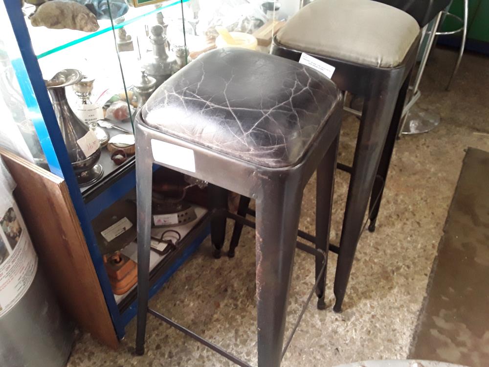 TABOURET DE BAR TYPE INDUS METAL NOIR ASSISE DIVERS 