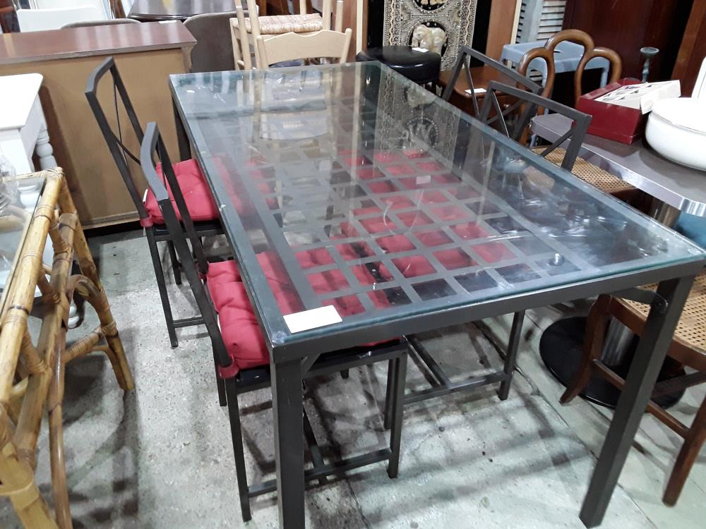 TABLE 150X78 METAL NOIRE AVEC GRILLE PLATEAU VERRE+ 4 CHAISES