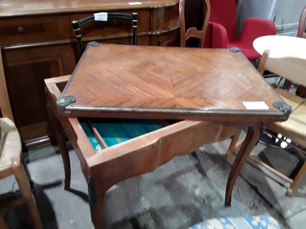 TABLE DE JEUX MARQUETERIE A RAFRAICHIR STYLE  L  XV VERNIS ABIME