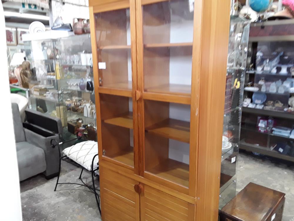 VITRINE 2P PIN AVEC TRACES DEVANTS