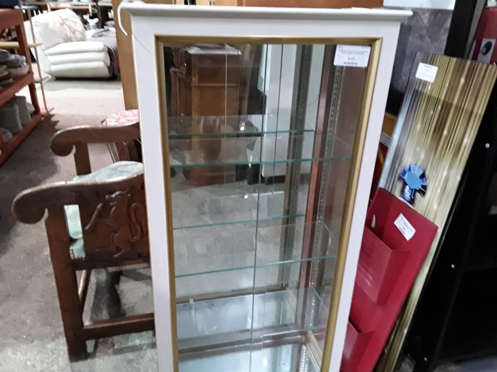 VITRINE 53.5/111CM 2P COULISSANTES BLANC CASSE ET DORE AVEC ETAGERES EN VERRE