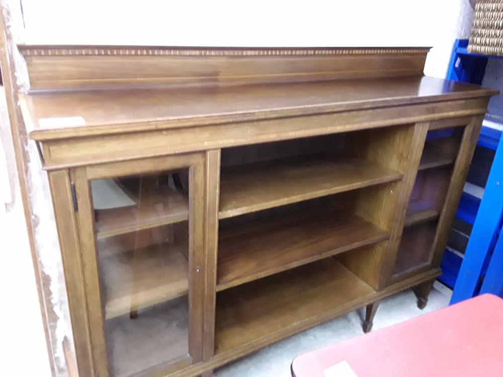 DESSERTE 2 VITRINES AVEC ETAGERES CENTRALE 150/34CM LISERE MARQUETE PETIT MANQUE