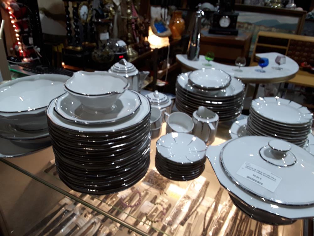 SERVICE DE TABLE 43P VERITABLE PORCELAINE LISERE BORDEAUX ET GUIRLANDE DOREE