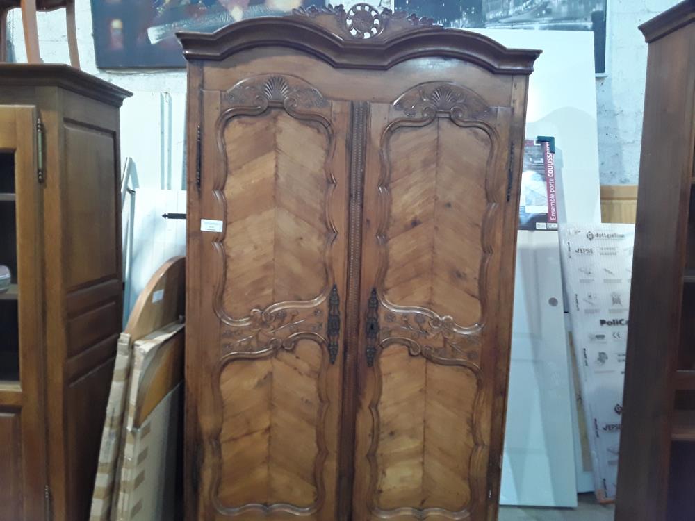 ARMOIRE 2P ANCIENNE FRONTON AJOURE INTERIEUR ETAGERES ET TISSU ROUGE IMPRIME