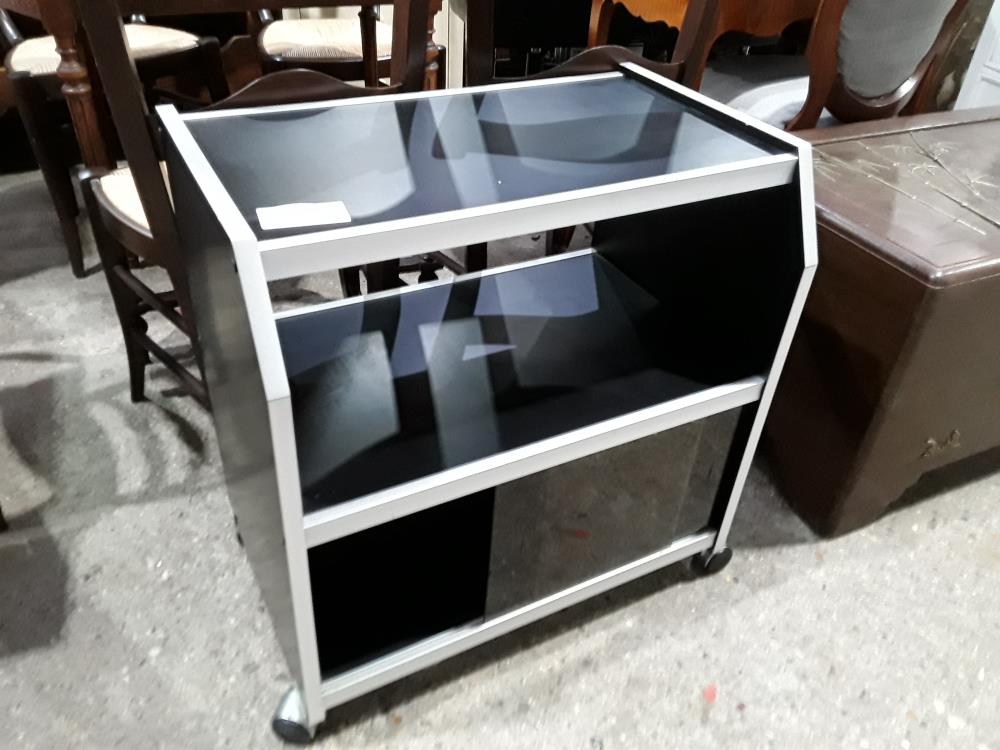 MEUBLE NOIRE AN 70 A ROULETTES 2 VITRES COULISSANTES