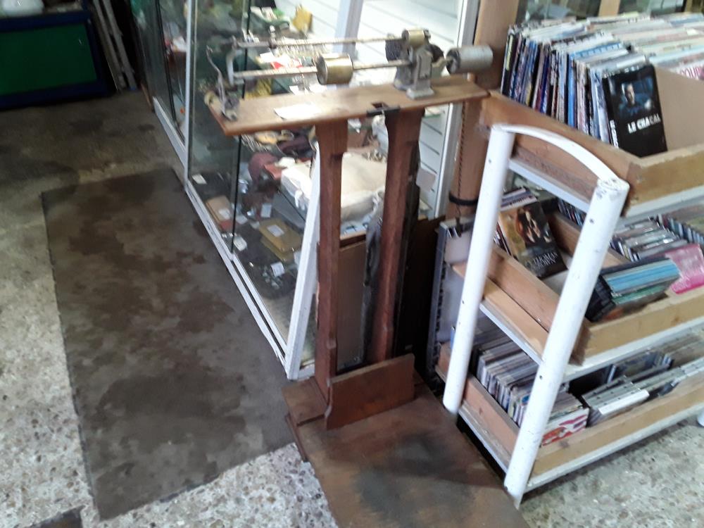 PESE PERSONNE ANCIEN  CHENE MECANIQUE TACHE SUR PLATEAU