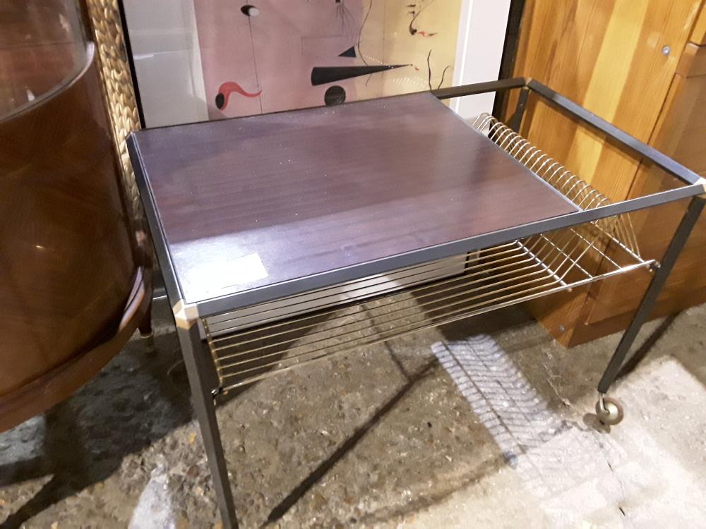 TABLE BASSE AVEC PORTE DISQUES VINTAGE  SUR ROULETTES