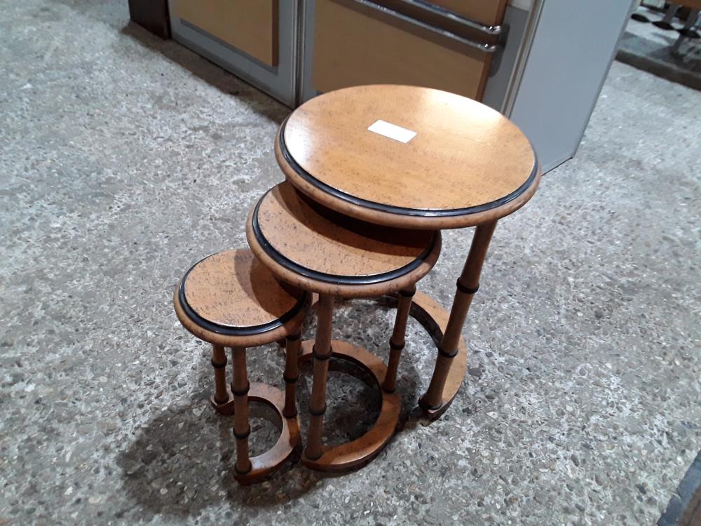 SERIE DE 3 TABLES GIGOGNES RONDES PITEMENT DECOR BAMBOU LISERE NOIR