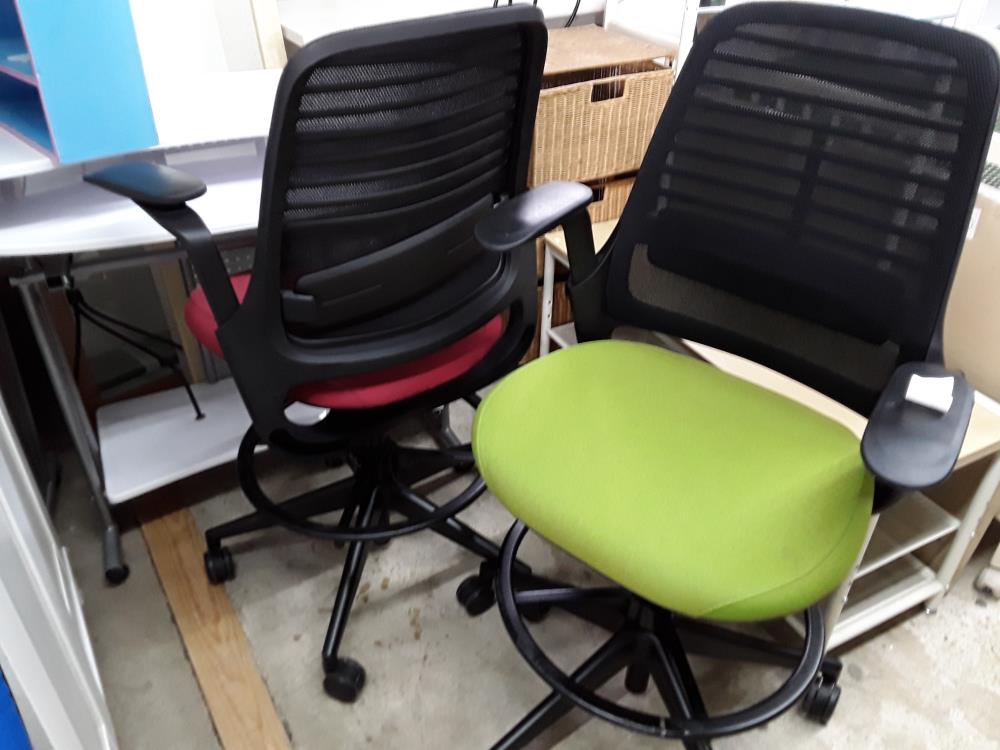 FAUTEUIL DE BUREAU HAUT  SUR ROULETTES  ASSISE TISSU VERT OU ROSE