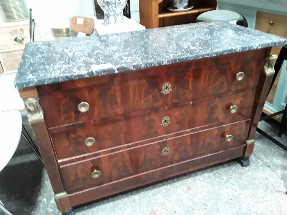 COMMODE 3T EMPIRE AVEC CARYATYDES MARBRE GRIS