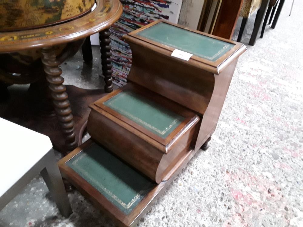 MEUBLE ESCALIER PM SS MAIN CUIR VERT AVEC DEFAUT