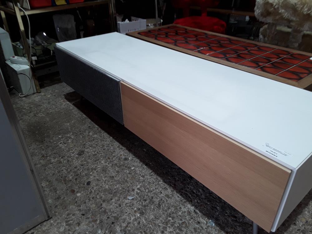 MEUBLE TV 154CM BLANC 1T BOIS 1 ABATTANT MOQUETTE GRISE BO CONCEPT