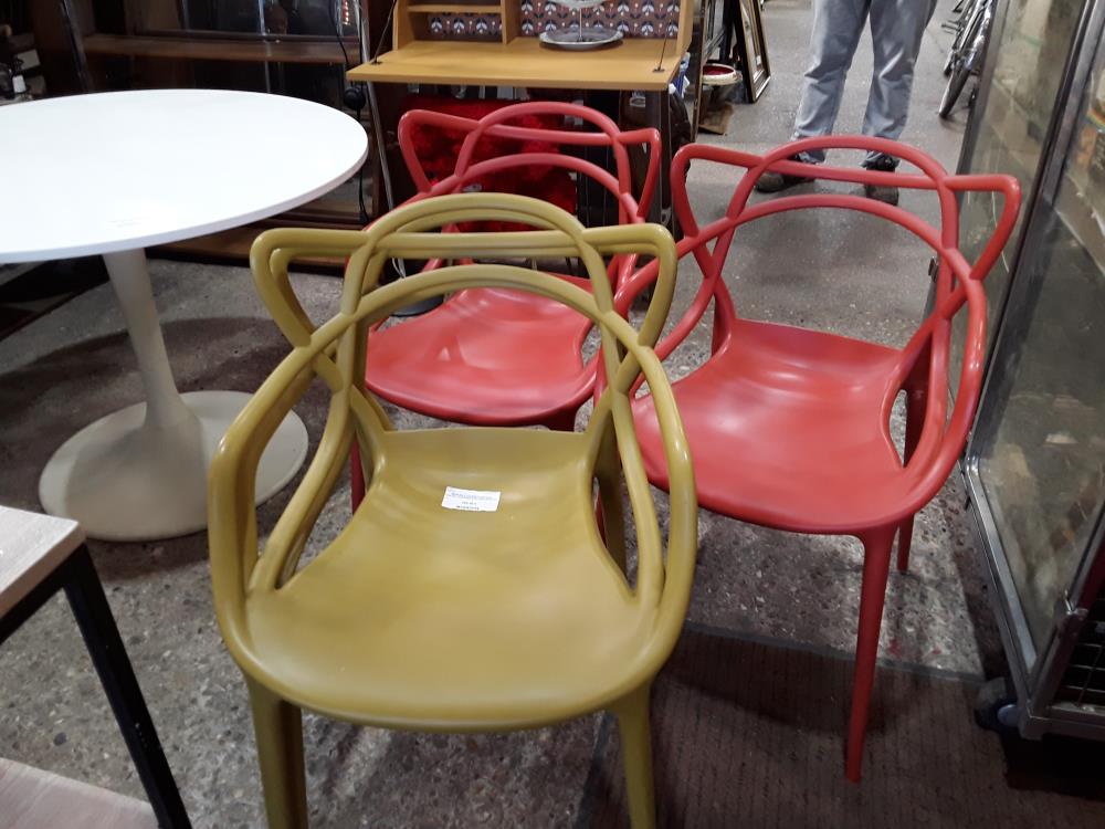 SERIE DE 4 CHAISES PLASTIQUE  KARTELL MASTERS AVEC DES DEFAUTS