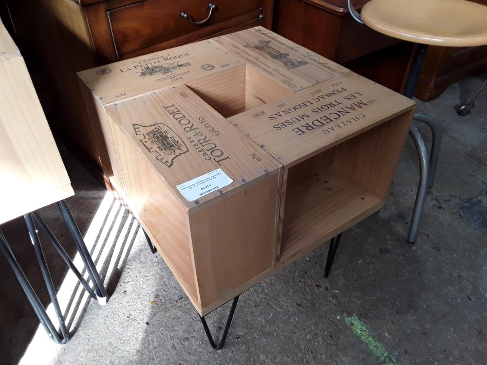 TABLE BASSE CARREE AVEC 4 CAISSES DE VIN 4 PIEDS EPINGLES