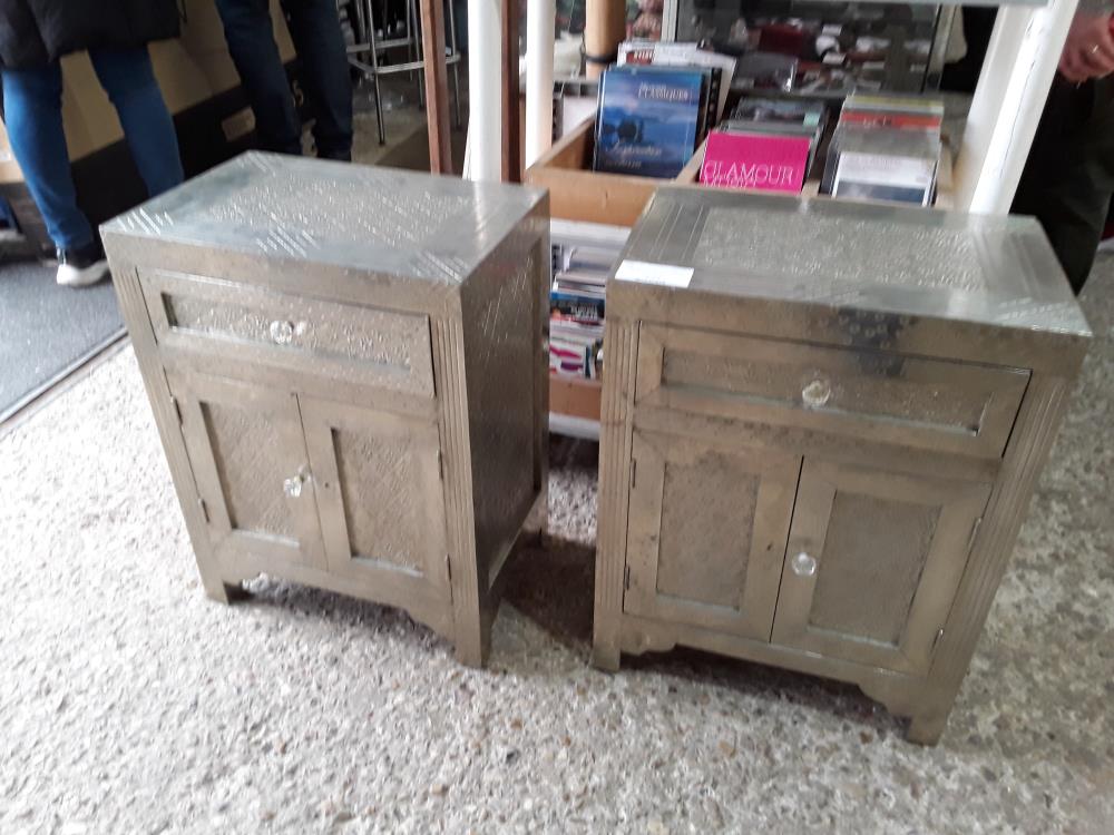 PAIRE DE CHEVETS 1T 2P MANGUIER HABILLE ETAIN MANQUE 1 BOUTON