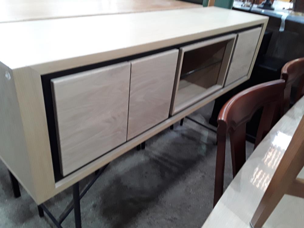 BUFFET DESIGN 3P 1 NICHE BOIS CLAIR SUR PIED HAUTS METAL NOIR