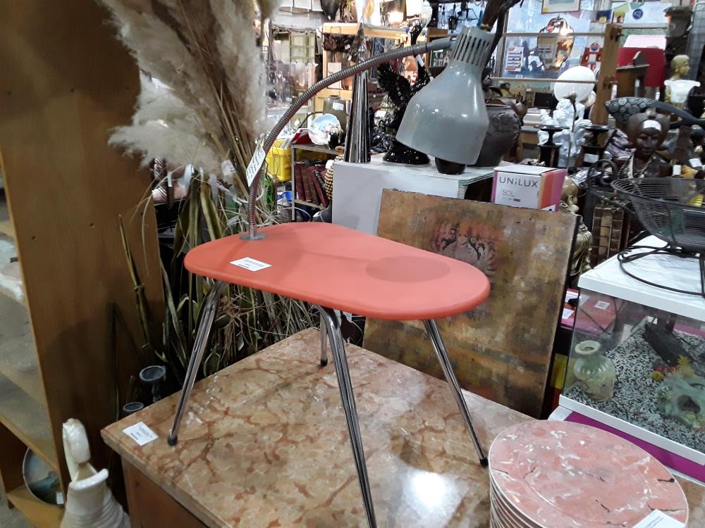 TABLE BASSE VINTAGE PLATEAU ORANGE AVEC LAMPE DE BUREAU