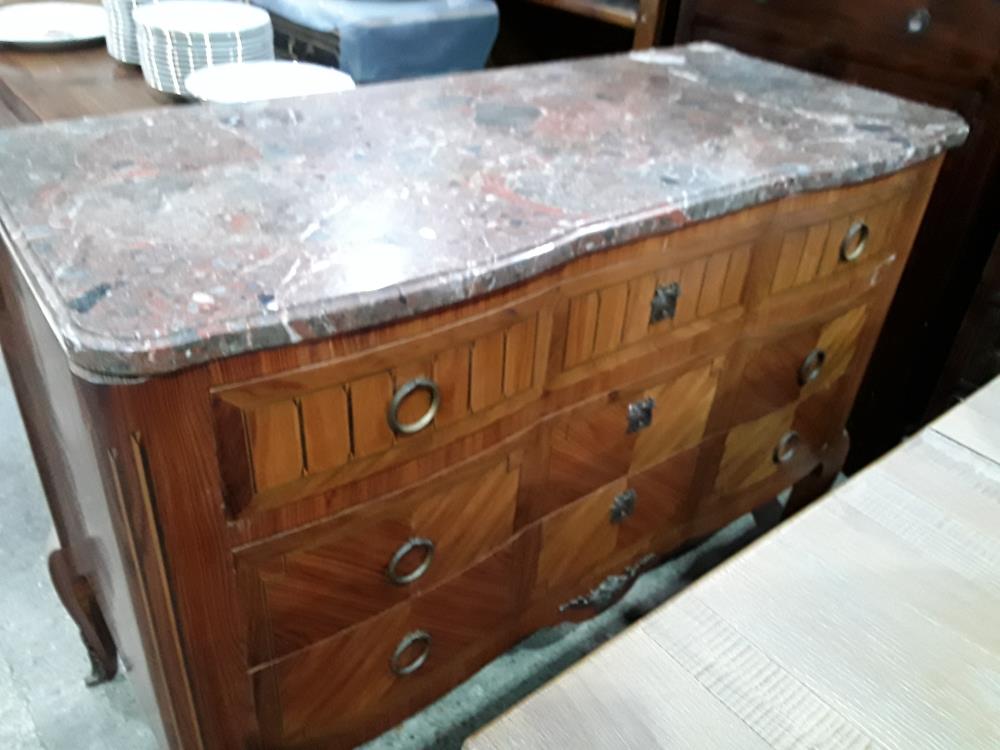 COMMODE MARQUETEE DESSUS MARBRE STYLE LXVI 129/56CM 3 TIROIRS PETITS DEFAUT PLACAGE