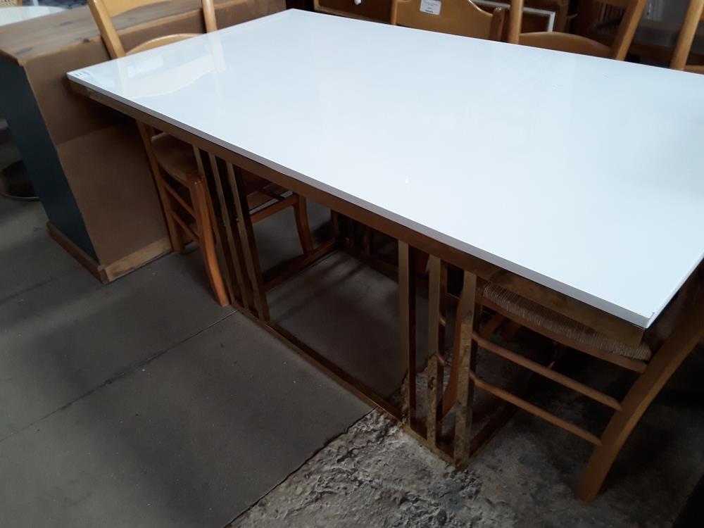 TABLE 150/80CM PLATEAU LAQUE BLANC DEFAUT ANGLES ET PLATEAU PIETEMENT LAITON