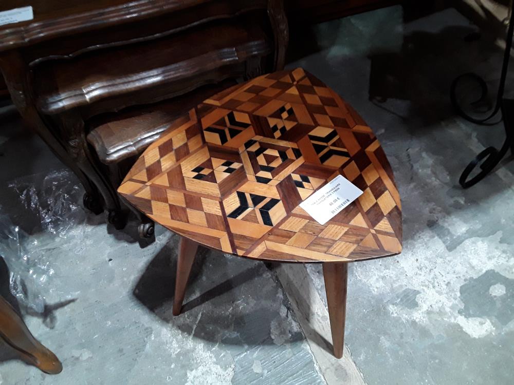 TABLE BASSE  TRIANGULAIRE MARQUETERIE 3 PIEDS