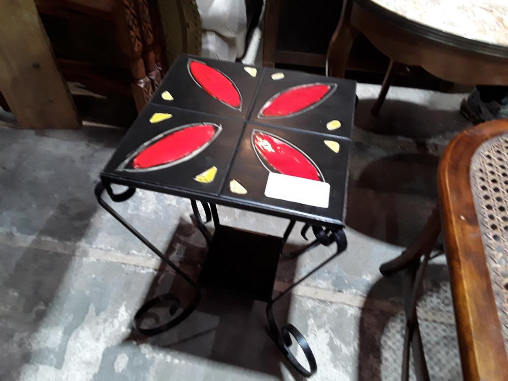 SELETTE 4 CARREAUX NOIR DECOR PIED FF