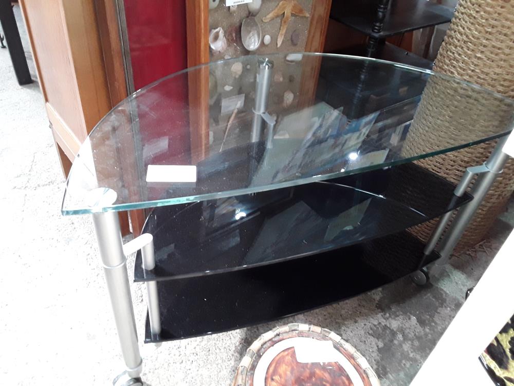 MEUBLE TV SUR ROULETTES 3 ETAGERES  EN VERRE DT 2 NOIRES