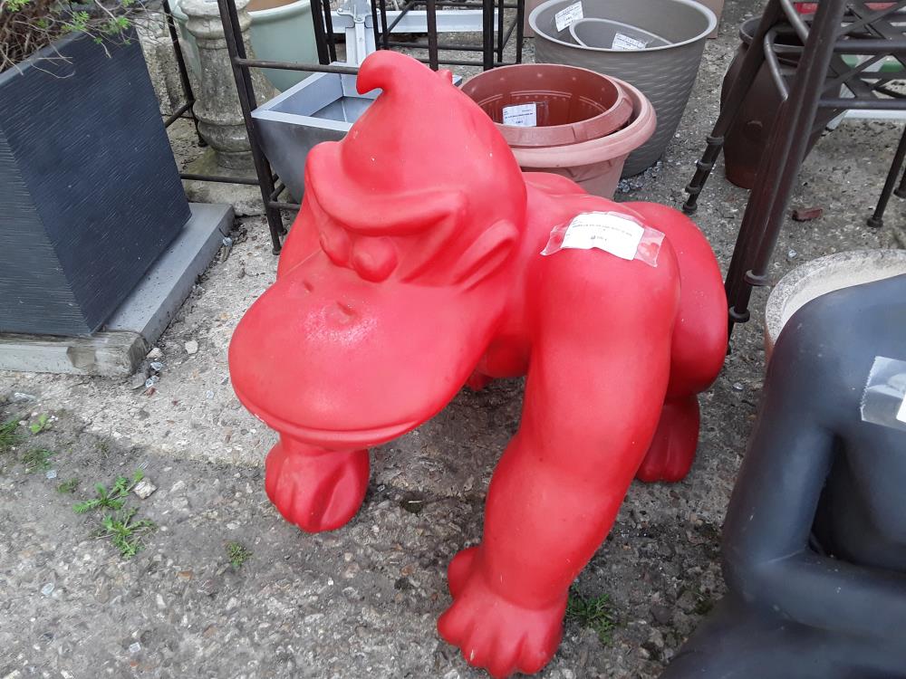 GORILLE EN RESINE ROUGE GM  FELE