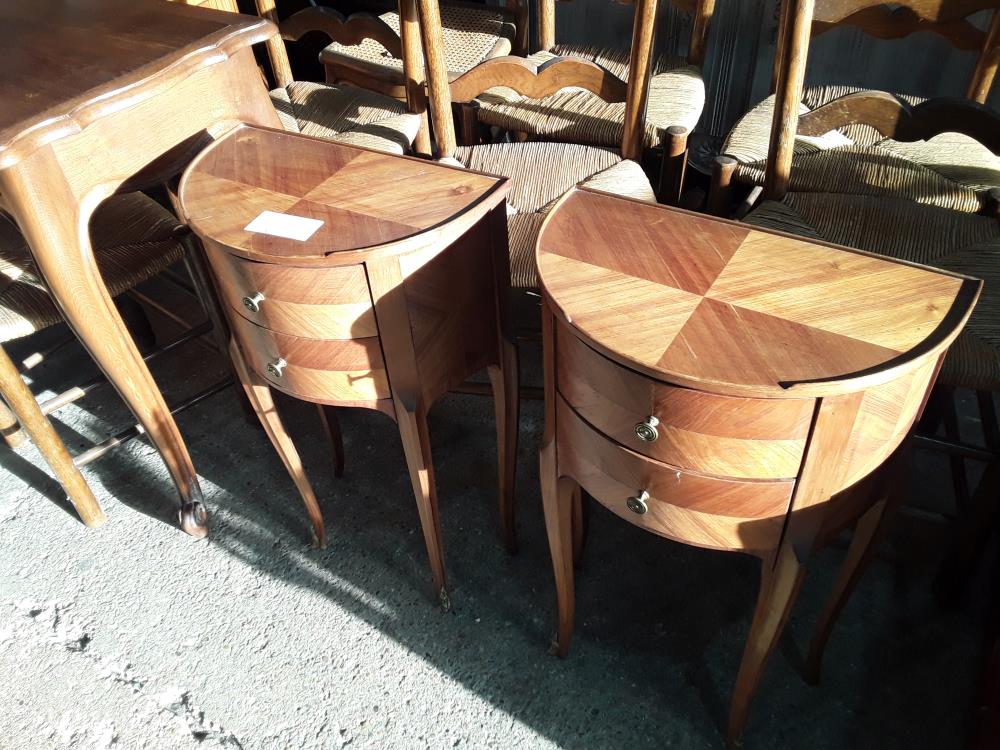 PAIRE DE CHEVETS DEMI LUNE MARQUETERIE 2T DE STYLE