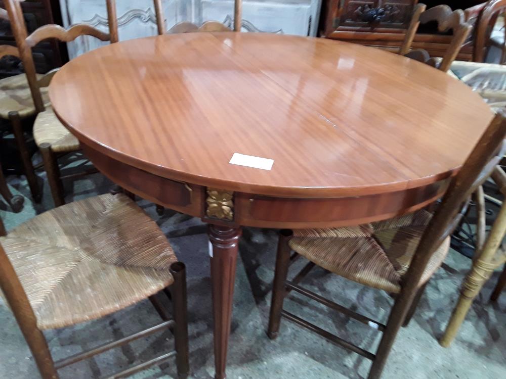 TABLE RONDE PLATEAU AVEC PETITES RAYURES 120CM ALLONGE INTEGREE 50CM