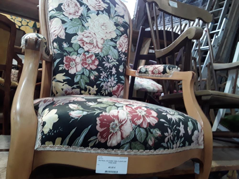 FAUTEUIL VOLTAIRE TISSU FLEURI SUR FOND NOIR