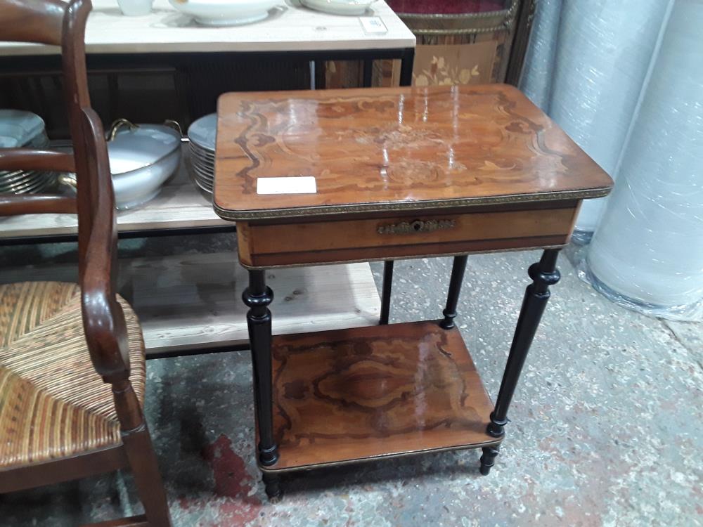 TRAVAILLEUSE MARQUETERIE FLORAL AVEC DEFAUT  FOND FENDU 2 PLATEAUX