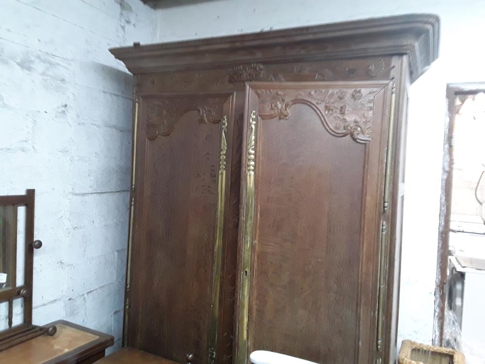 ARMOIRE 2P CHENE PORTES SCULTPTEES PENDERIE DEFAUT CORNICHE