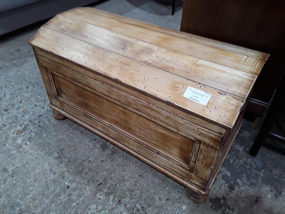 COFFRE BOMBE BOIS VERNIE CLAIR DECO PATINE PIQUEE