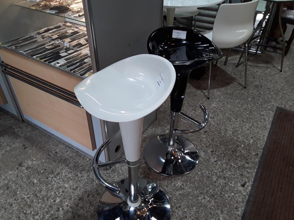 SIEGE DE BAR DESIGN NOIR OU BLANC PIED TULIPE