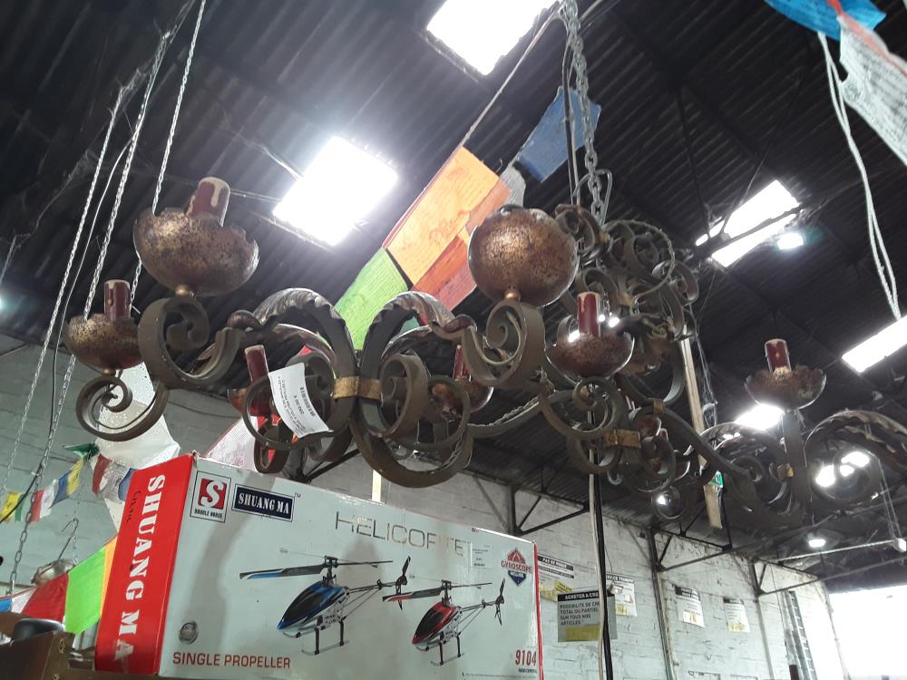 LUSTRE FF 12 LUX  2 OU 3DOUILLES A REVOIR  A VOLUTES FEUILLES D ACANTHES DOREES