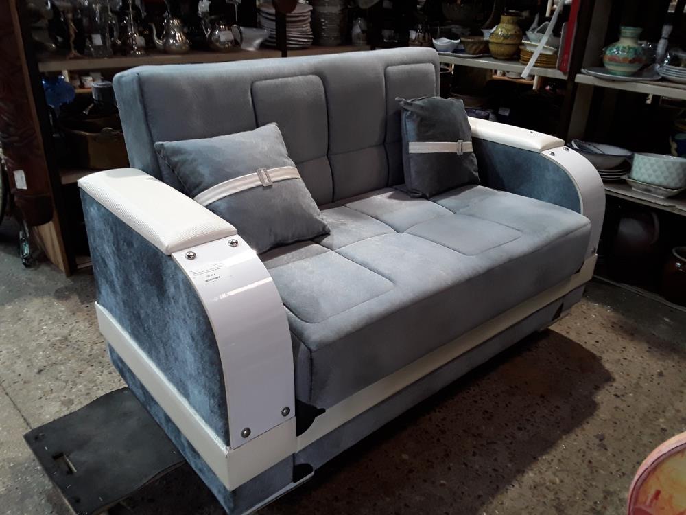 CANAPE 2 PLACES TIPE CLIC CLAC TISSU BLEU ACCOIDOIRS BLANC+ 2 COUSSINS 