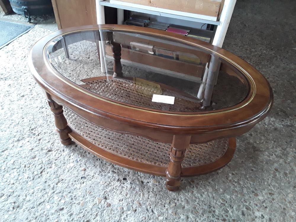 TABLE BASSE 106CM  OVALE MERISIER VERRE BISAUTE FUME ET ETAGERE CANNEE 