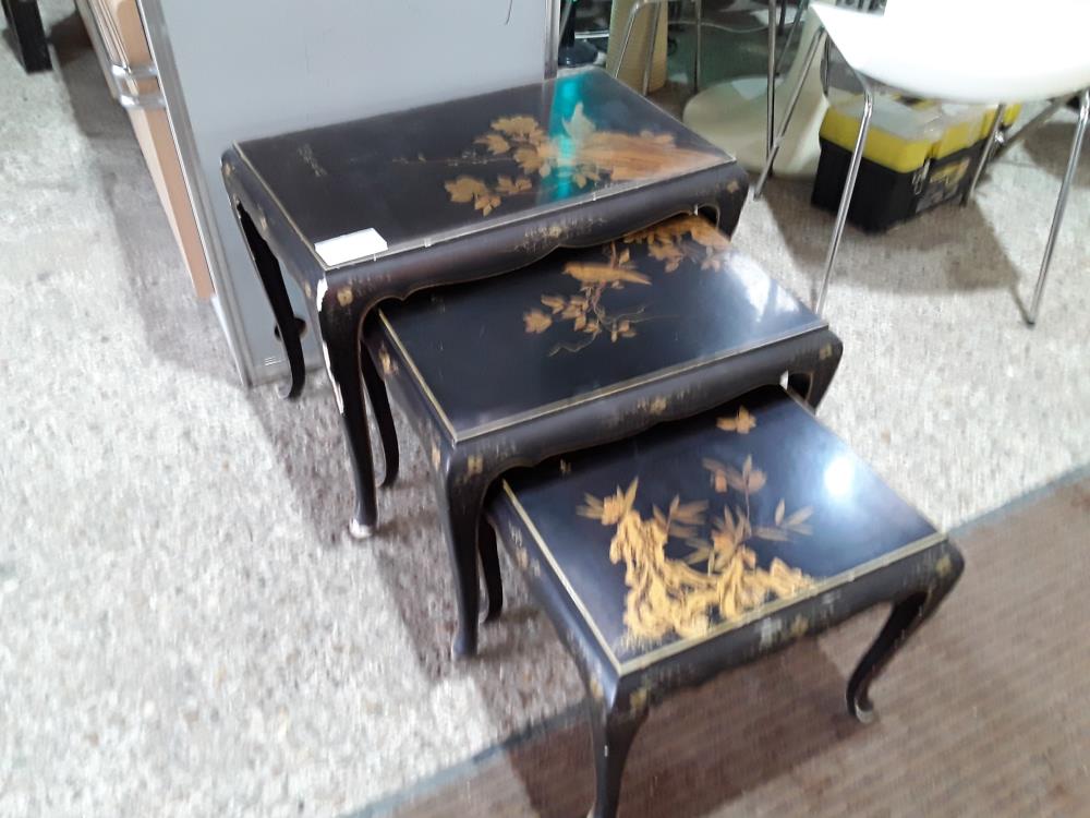 SERIE DE 3 TABLES GIGOGNES NOIRES LAQUEE AVEC DEFAUT ANGLES