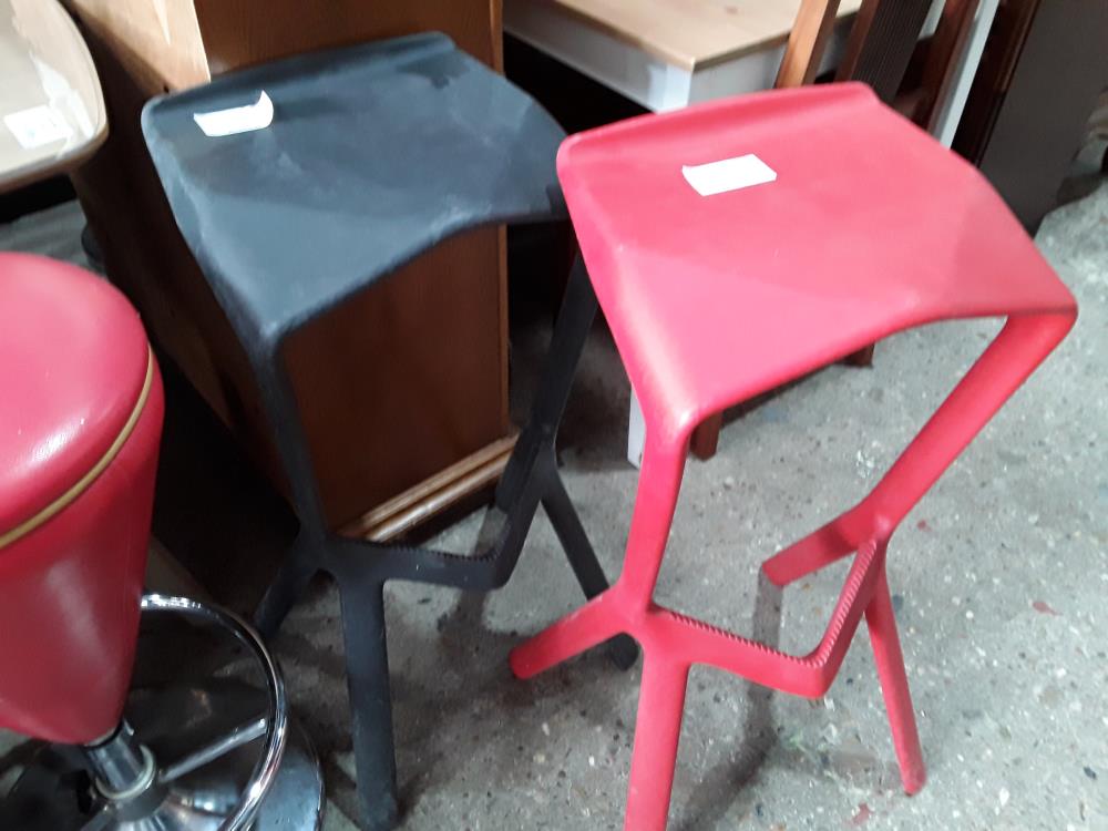 TABOURETS ROUGE ET NOIR MODELE MIAURA