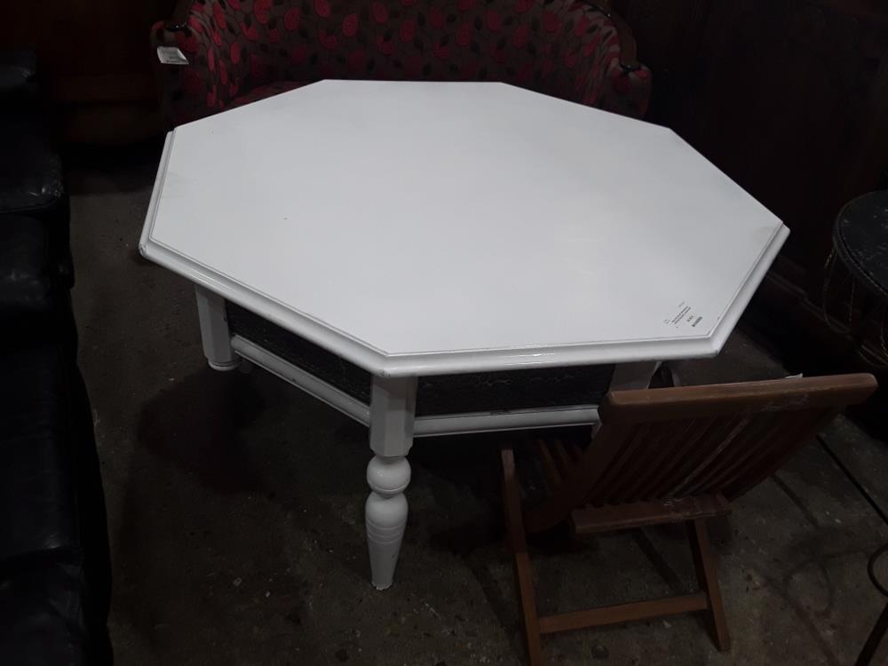 TABLE DE SALON HEXAGONALE AFRIQUE DU NORD LAQUE AVEC PETITES RAYURES 60CM DE